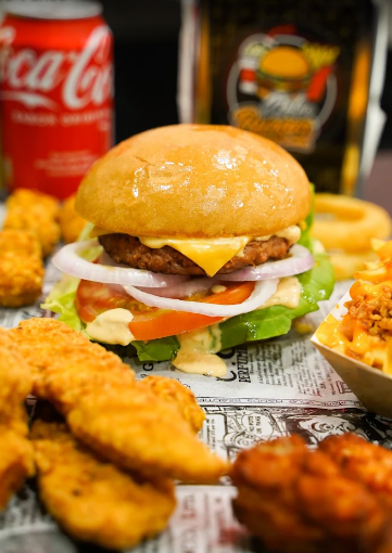 Hamburguesa con queso, tomate y ensalada