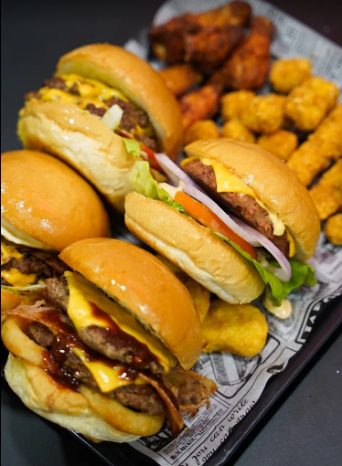 Hamburguesas y entrantes preparados para compartir