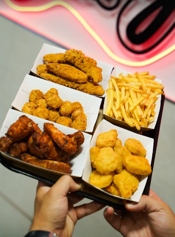 Surtido de entrantes y patatas fritas