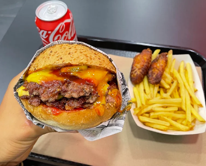 Hamburguesa, patatas y refresco