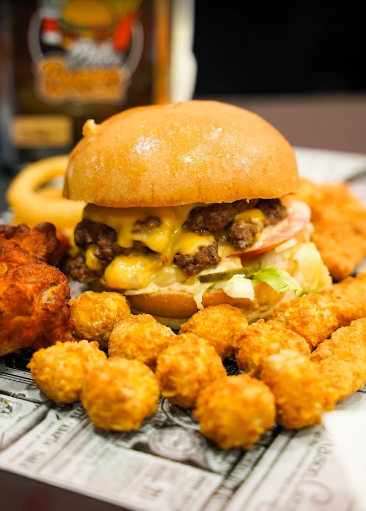 Hamburguesa y entrantes sobre papel Dolce Burger
